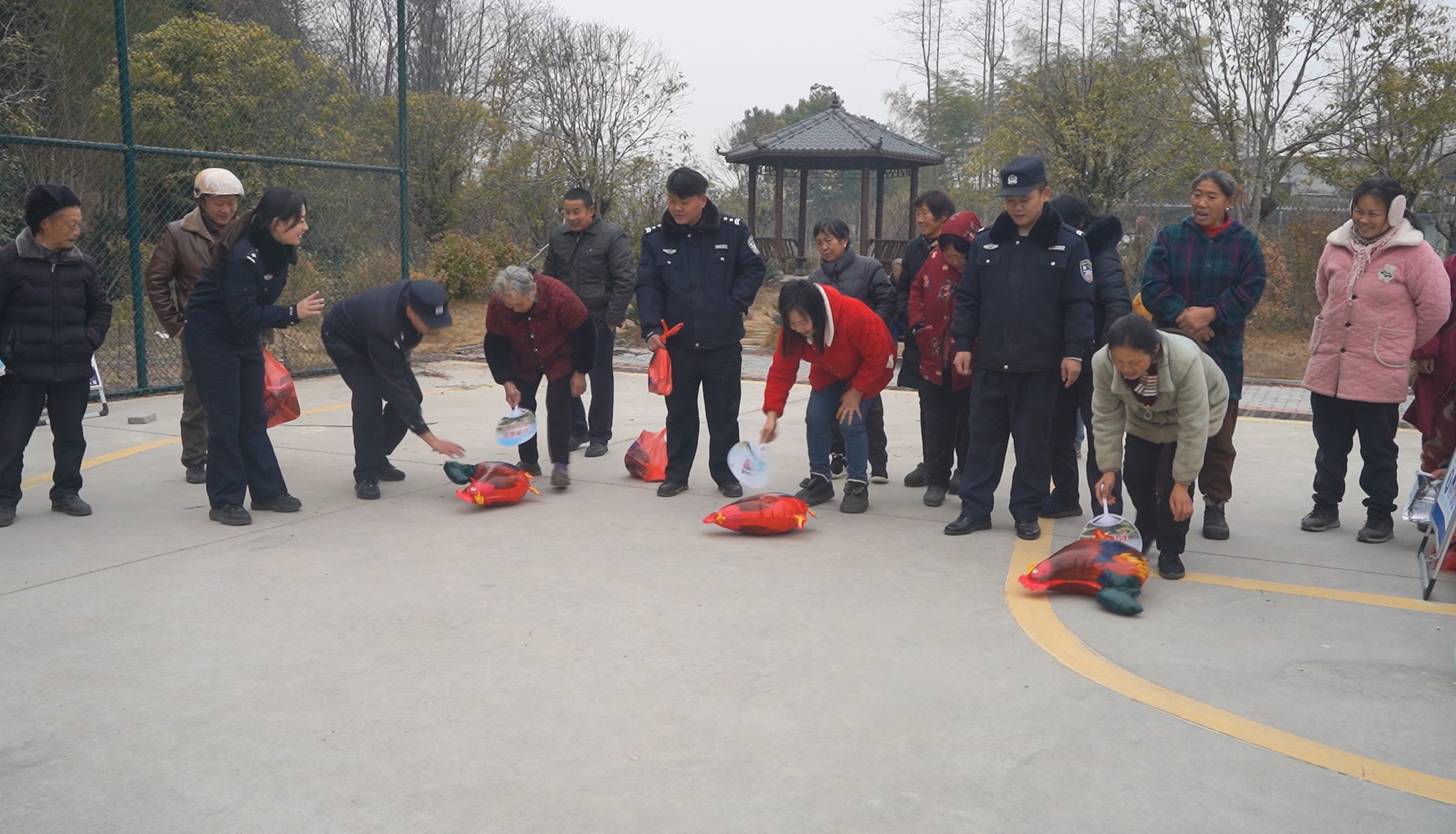 暖冬行动：铜钟乡留守老人们的欢乐游乐园，笑声与温暖交织的冬日奇迹  第3张