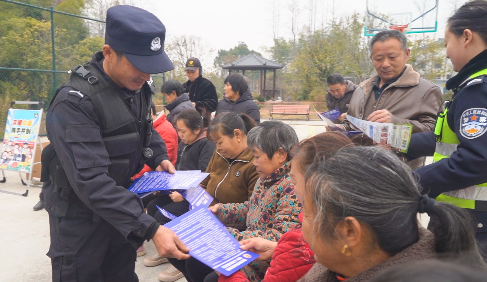 暖冬行动：铜钟乡留守老人们的欢乐游乐园，笑声与温暖交织的冬日奇迹  第4张