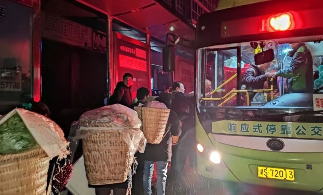 寒冬凌晨，公交司机与菜农的温暖邂逅：一场城市的温情故事  第2张