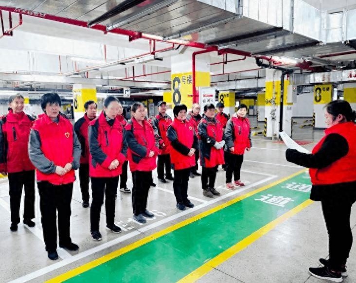 西安曲江新区掀起垃圾分类热潮，志愿者用行动守护绿色家园  第1张