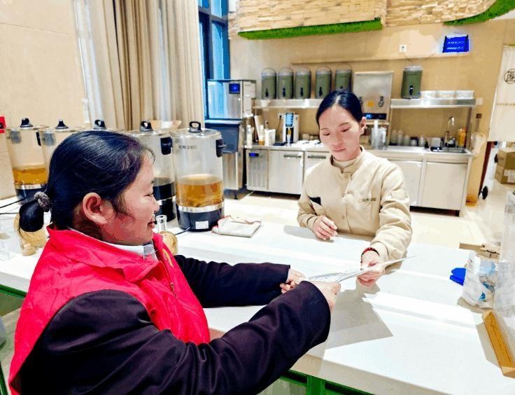 西安曲江新区掀起垃圾分类热潮，志愿者用行动守护绿色家园  第2张