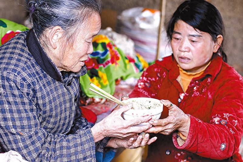 37年无悔守护，肖老妮用超越血缘的大爱书写感人至深的孝亲故事  第1张