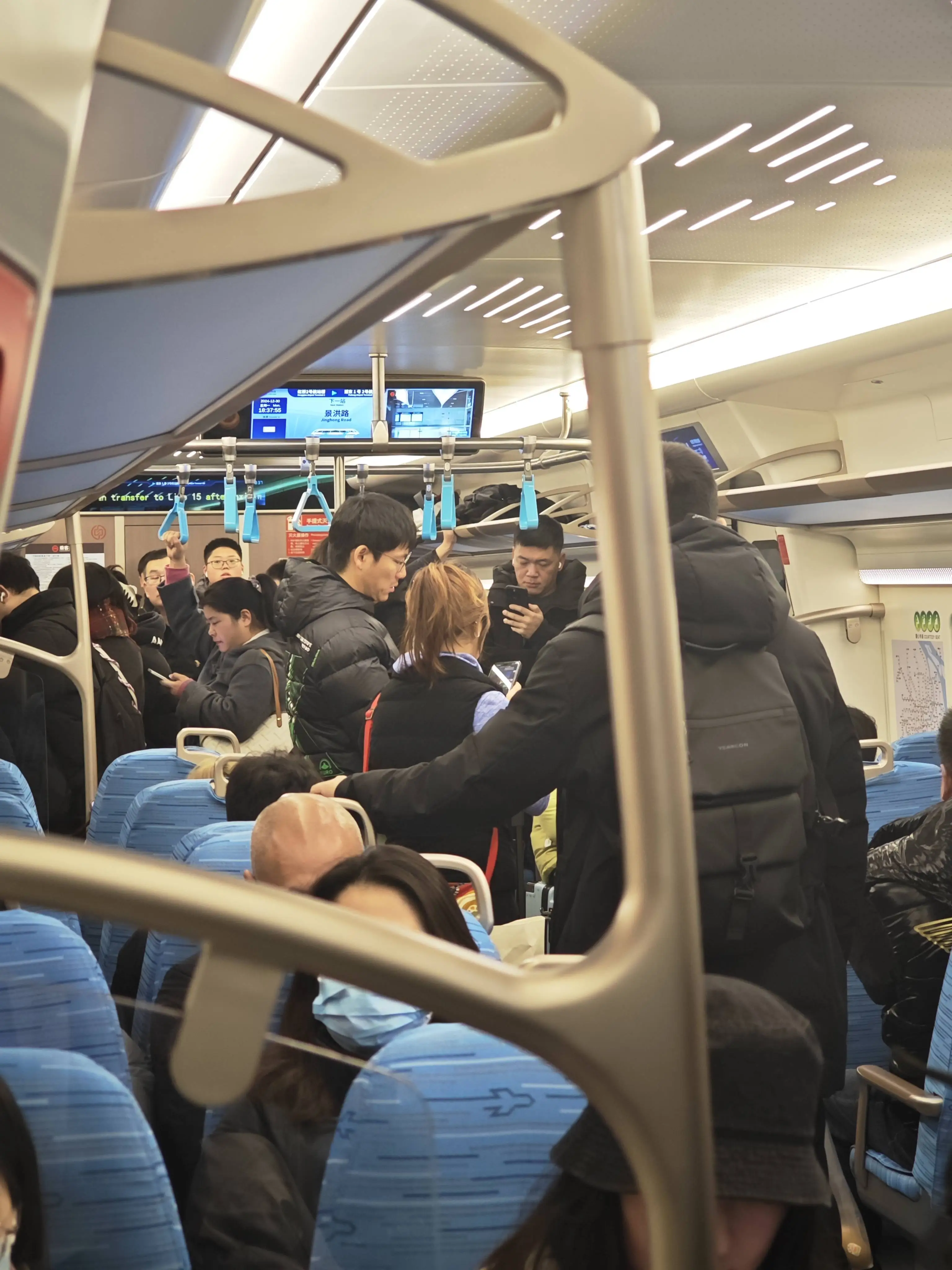 上海市域机场线开通四天，日均客流3.235万人次，通勤时间减少一半