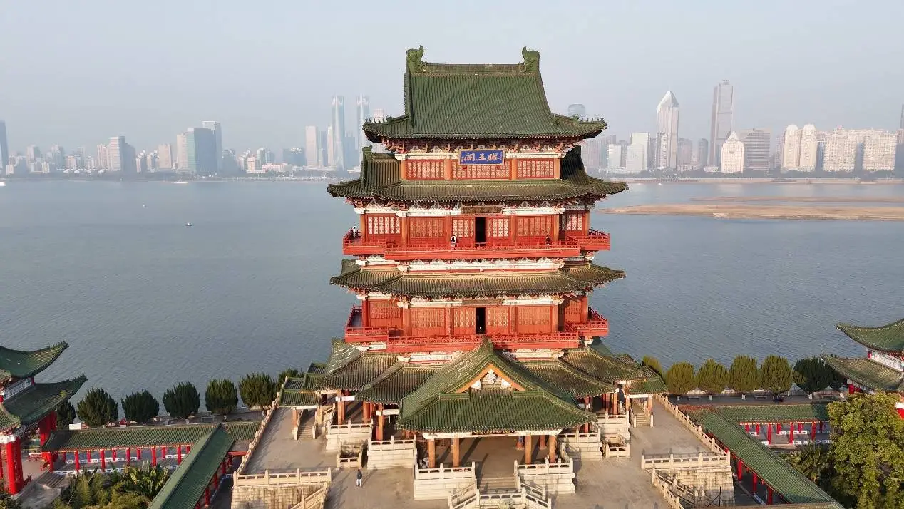 冬日南昌滕王阁：160位工人争分夺秒，打造城市新地标，还江于民  第1张