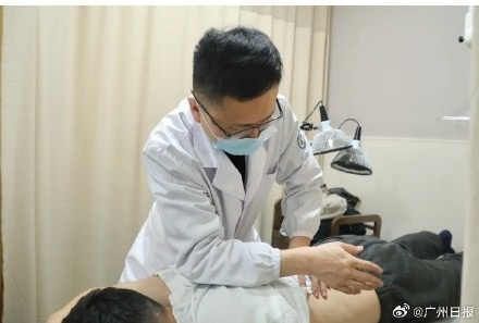 30岁宝妈躺着玩手机竟导致脊柱侧弯，身高缩水！医生警告：这些习惯正在毁掉你的脊椎