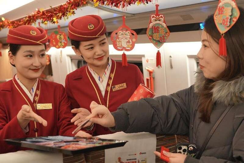 2025新年城际列车：京津两地乘客共度温馨跨年夜，欢声笑语中迎接新年  第2张
