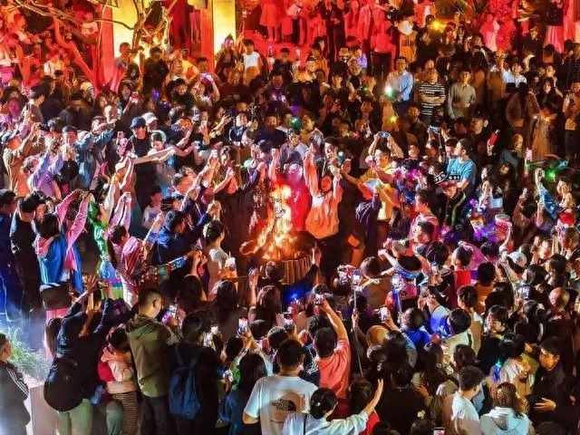 夜幕下的山东文旅·红叶柿岩：古韵灯影与异域风情交织的光影艺术盛宴  第1张