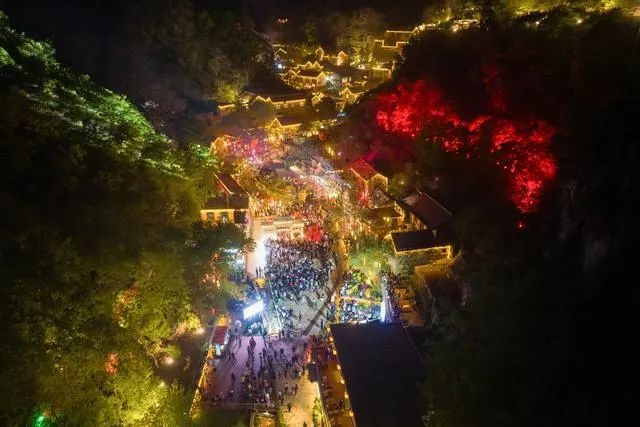 夜幕下的山东文旅·红叶柿岩：古韵灯影与异域风情交织的光影艺术盛宴  第2张