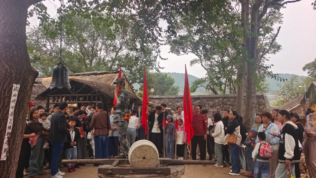 夜幕下的山东文旅·红叶柿岩：古韵灯影与异域风情交织的光影艺术盛宴  第3张