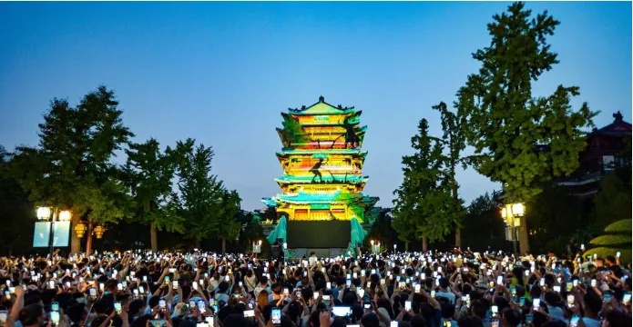 夜幕下的山东文旅·红叶柿岩：古韵灯影与异域风情交织的光影艺术盛宴  第4张