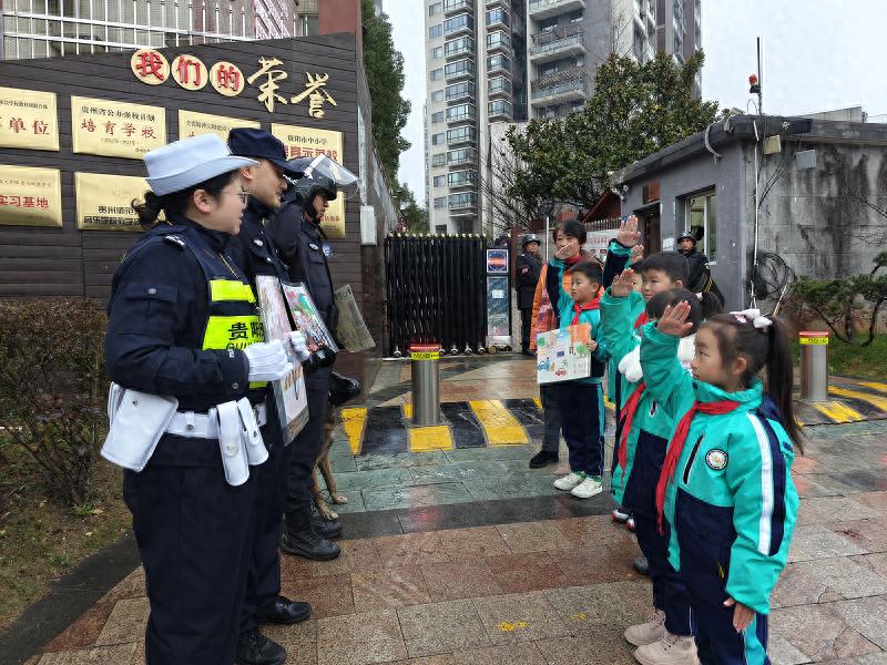 寒冬中的温暖守护：观山湖区第一小学少先队员向交警和民警献上感恩画作  第1张