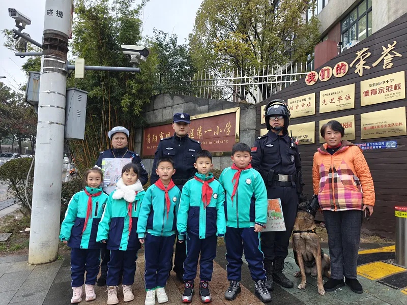 寒冬中的温暖守护：观山湖区第一小学少先队员向交警和民警献上感恩画作  第2张