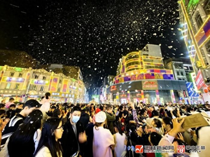 跨年夜必去！玉林十字街飘起粉色雪花，与心爱的人共度浪漫奇妙夜  第1张