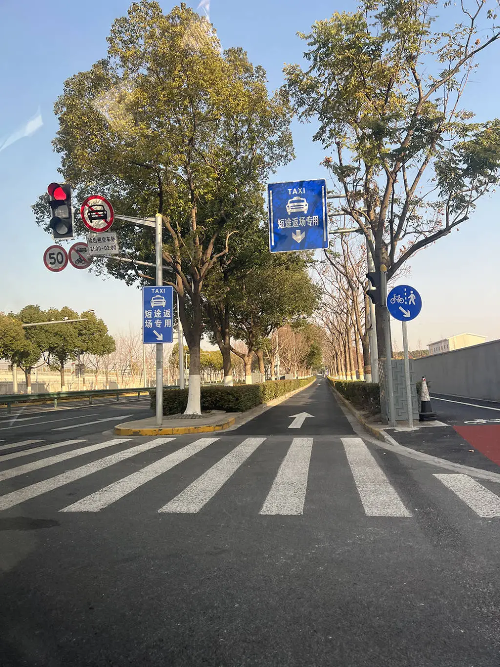 上海虹桥枢纽新规：短途出租车快速返场通道明日启用，解决拒载难题