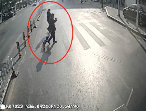 青岛公交司机于亮暖心一幕：主动礼让行人，路人挥手致谢，城市文明从这里开始  第1张