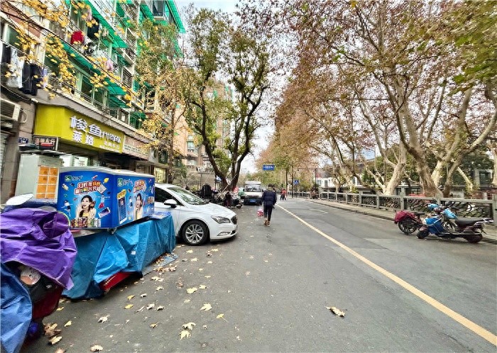 拱墅区定海园小区南门乱象曝光：电瓶车、家具占道，安全隐患重重