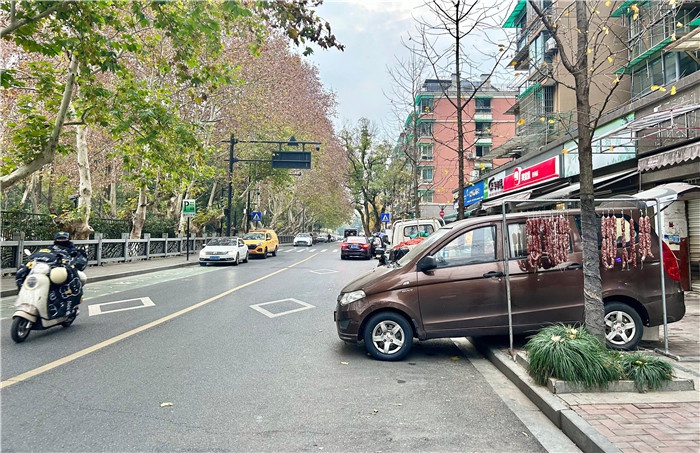 拱墅区定海园小区南门乱象曝光：电瓶车、家具占道，安全隐患重重  第2张
