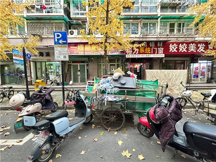 拱墅区定海园小区南门乱象曝光：电瓶车、家具占道，安全隐患重重  第3张
