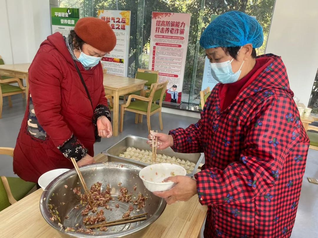 长兴县雉城街道水木花都社区：包馄饨、看表演，居民共迎元旦佳节