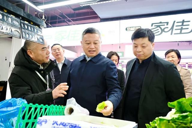 区委书记李晨昊实地检查节前市场供应，确保市民节日物资充足价格稳定  第2张