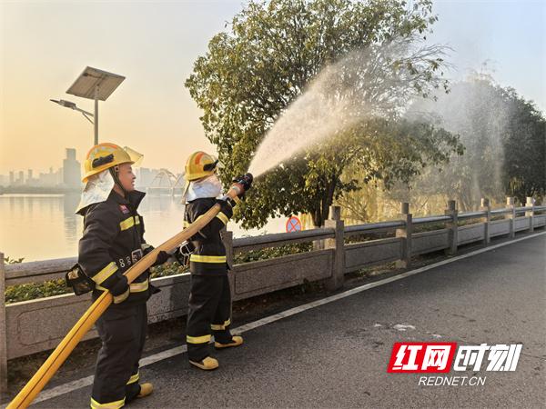 长沙开福区草坪火灾惊魂一刻！监控视频揭露真相，消防员紧急出动  第2张