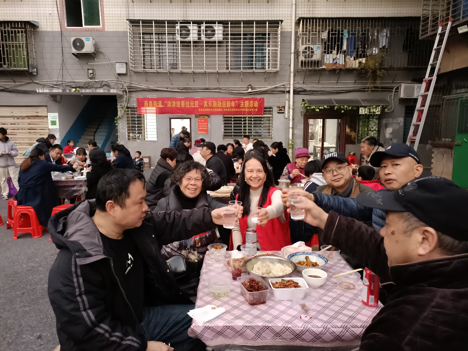 冬日暖阳下，粮贸小区居民欢聚一堂包饺子迎新年，其乐融融的温馨场景  第2张