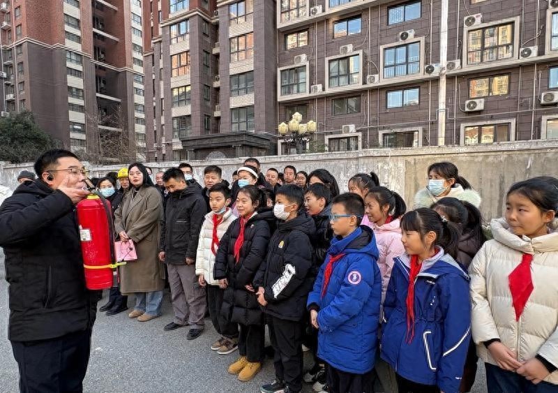 惊险逃生！华远海蓝城社区居民亲身体验火灾烟雾逃生演练，学会自救互救