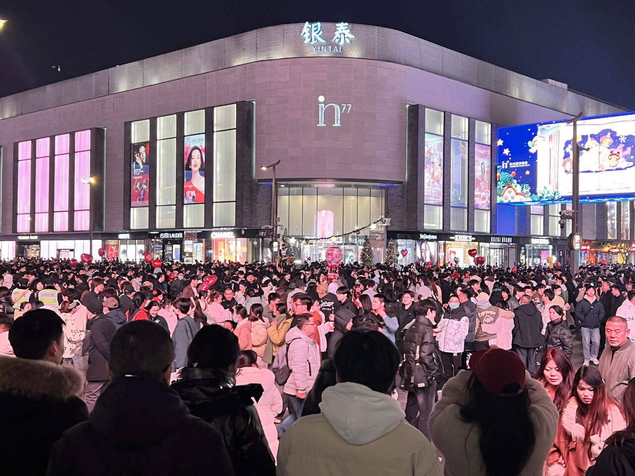 2025年倒计时！杭州钱塘江两岸灯光璀璨，湖滨步行街人声鼎沸，你准备好迎接新年了吗？  第2张