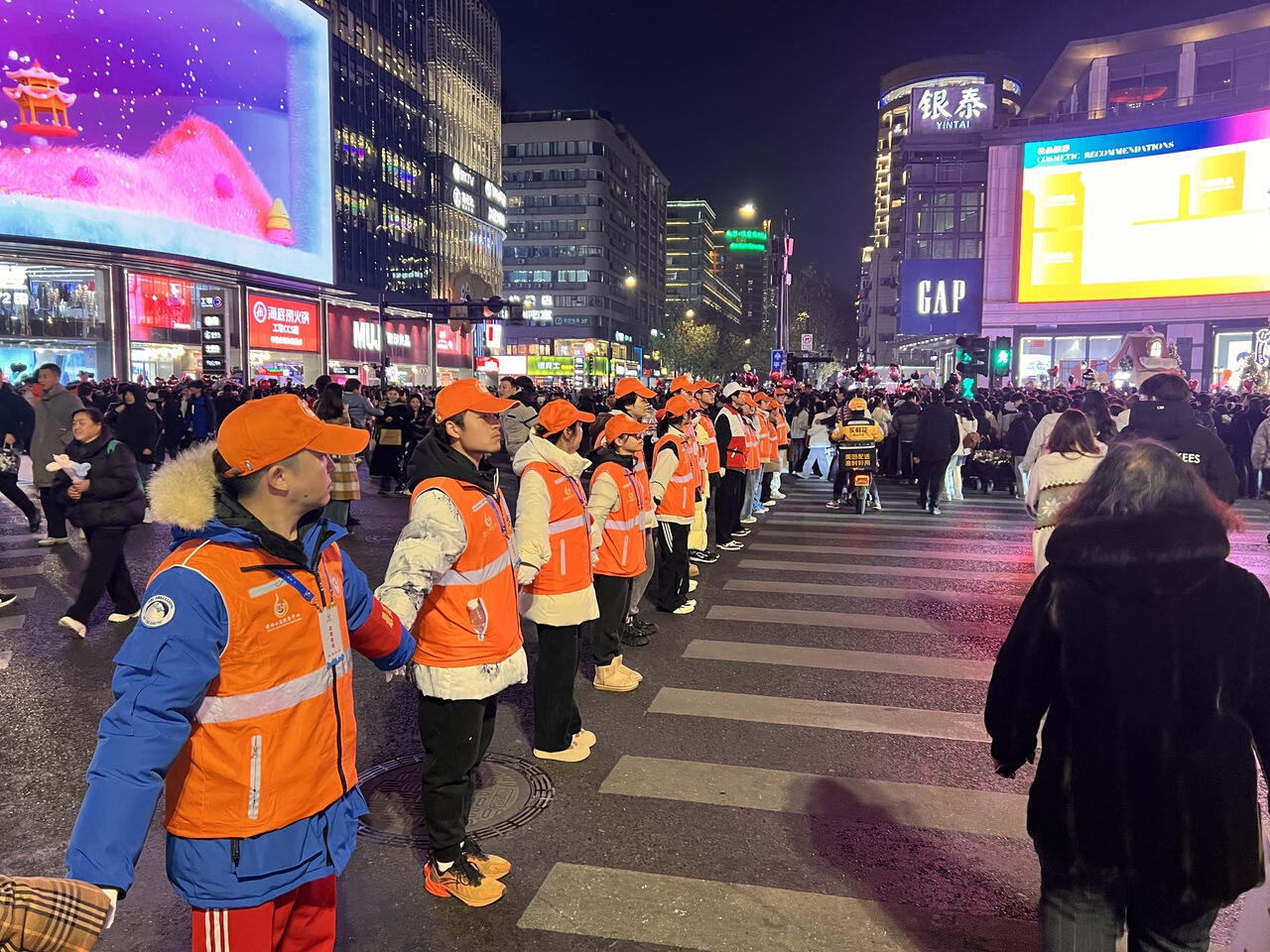 2025年倒计时！杭州钱塘江两岸灯光璀璨，湖滨步行街人声鼎沸，你准备好迎接新年了吗？  第3张
