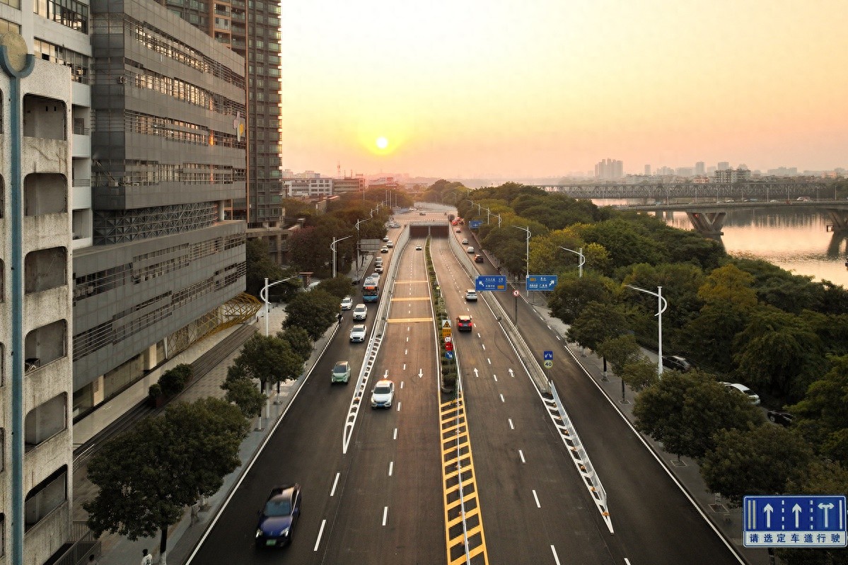 华南大桥至南岸大桥西湖段道路焕然一新，市民出行难题迎刃而解  第1张