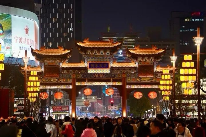 2025跨年夜宁波商圈人气爆棚，万只气球放飞点燃新年激情  第2张