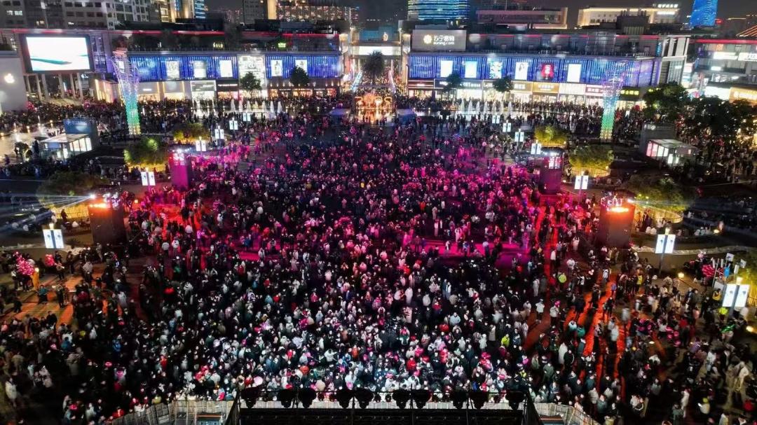 2025跨年夜宁波商圈人气爆棚，万只气球放飞点燃新年激情  第5张