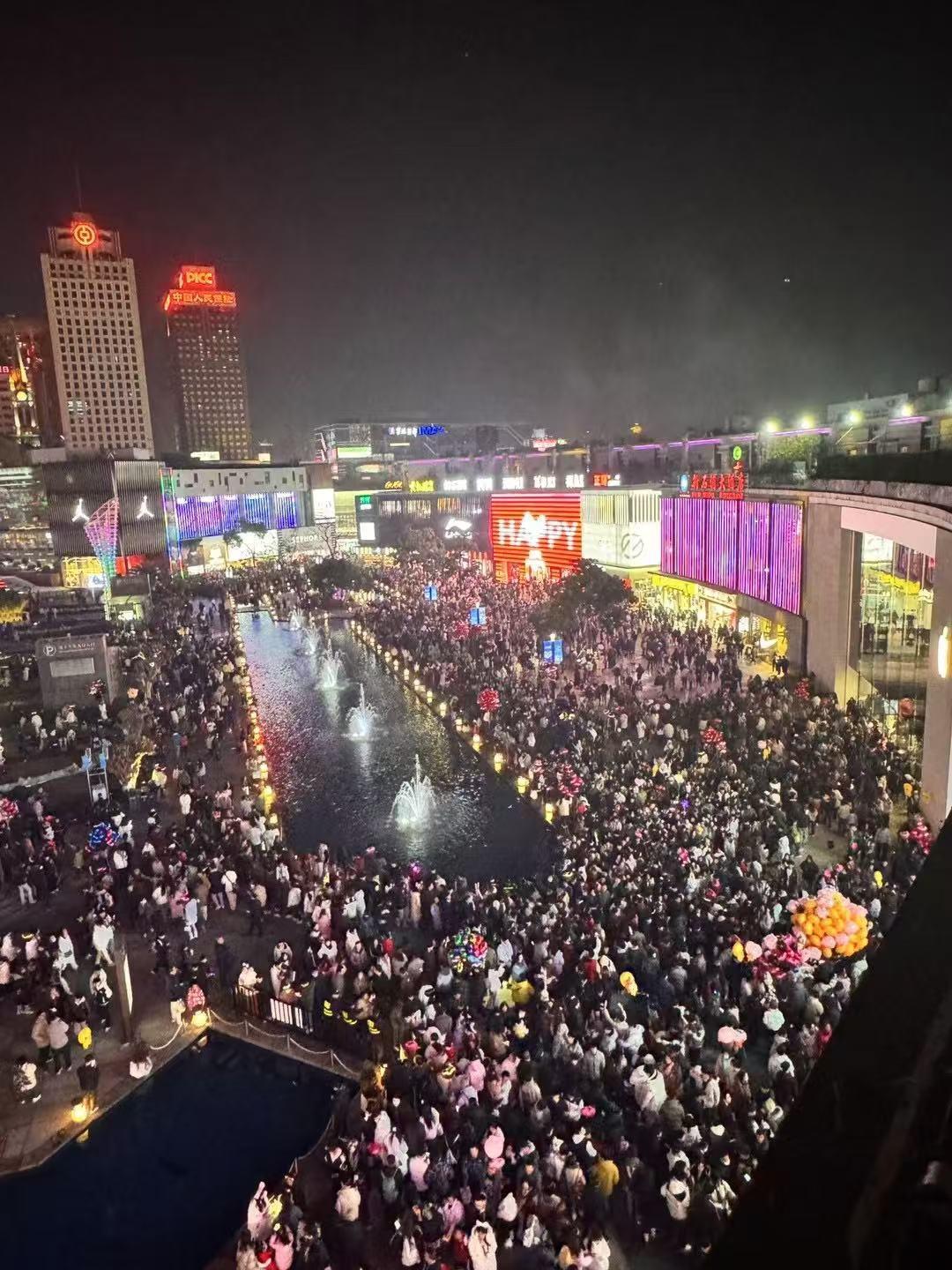 2025跨年夜宁波商圈人气爆棚，万只气球放飞点燃新年激情  第6张