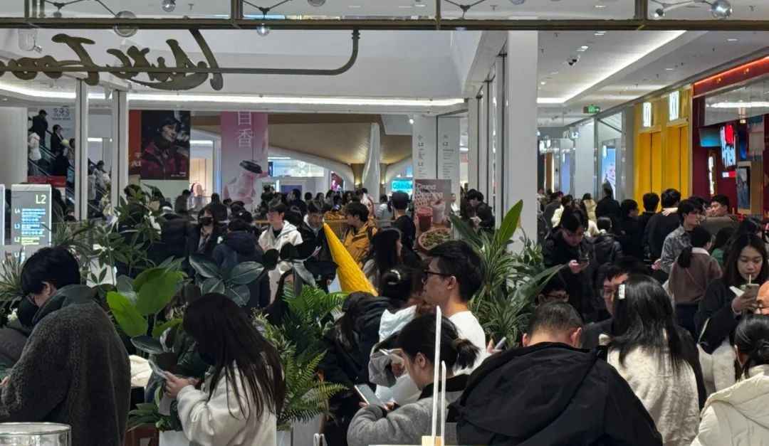 2025跨年夜宁波商圈人气爆棚，万只气球放飞点燃新年激情  第9张