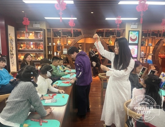 从细如发丝到福气满满：非遗传承人徐晓雪如何用绳编艺术惊艳跨年夜？  第3张