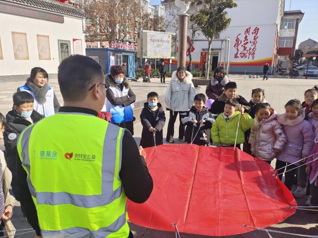 济宁市微山县傅村街道团工委举办青春社区伙伴计划元旦欢乐汇，40余名孩子共迎新年  第3张