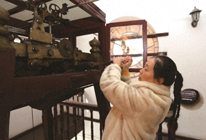 揭秘2024年最后一天：钟表维修技师周迎春如何为百年古董钟楼大钟精心维护迎接2025年  第1张