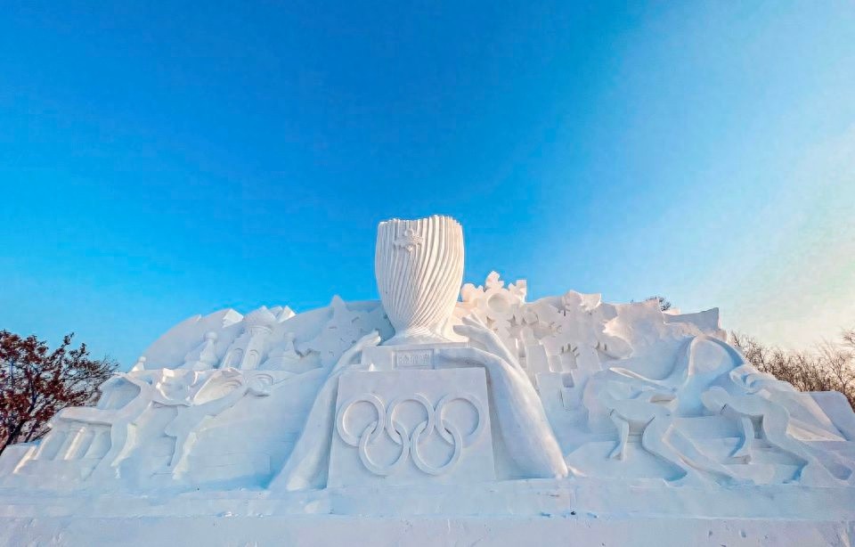 2025哈尔滨亚洲冬季运动会倒计时！太阳岛雪博会奥运冠军之城雪雕成新晋网红打卡点