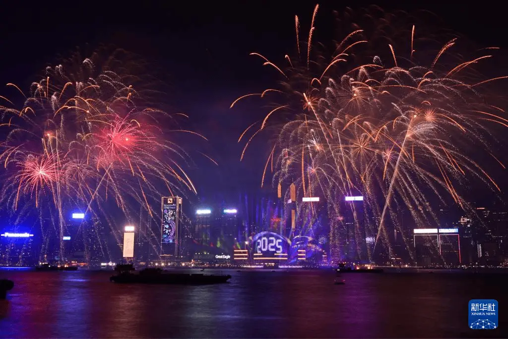 香港维多利亚港跨年烟花秀：2025年璀璨夜空，四色许愿流星点亮你的新年愿望