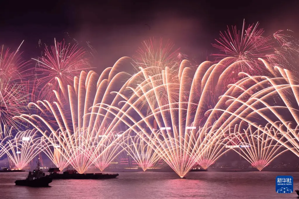 香港维多利亚港跨年烟花秀：2025年璀璨夜空，四色许愿流星点亮你的新年愿望  第2张