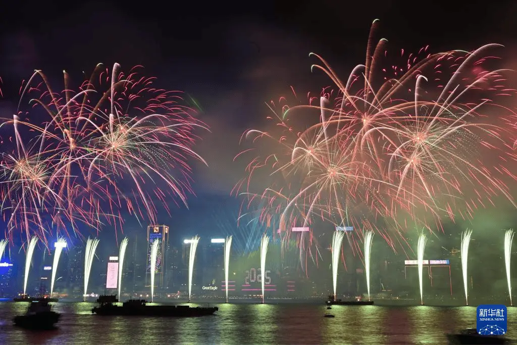 香港维多利亚港跨年烟花秀：2025年璀璨夜空，四色许愿流星点亮你的新年愿望  第3张