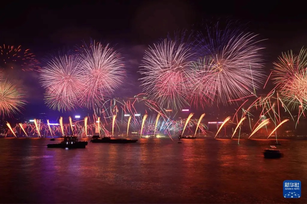 香港维多利亚港跨年烟花秀：2025年璀璨夜空，四色许愿流星点亮你的新年愿望  第5张