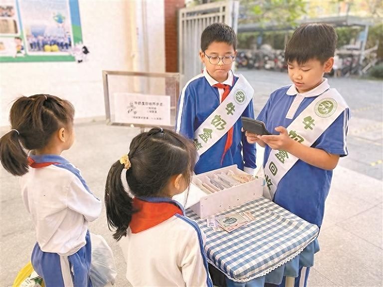荔香学校学生如何将废弃牛奶盒变废为宝？揭秘环保新创意