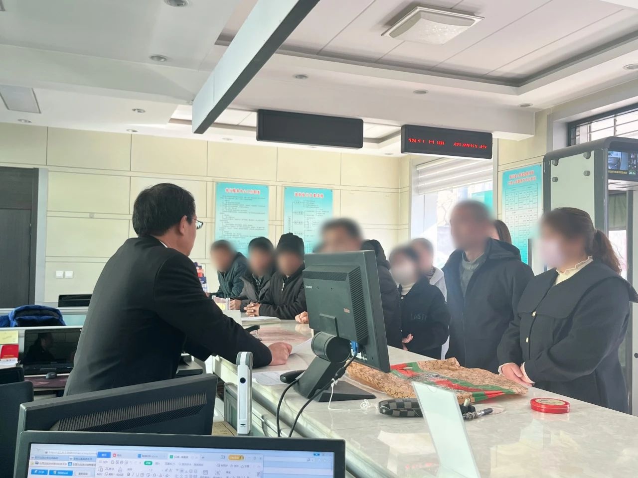 从堵门讨薪到握手言谢：法官王中红如何化解村民与工厂的冲突？  第3张