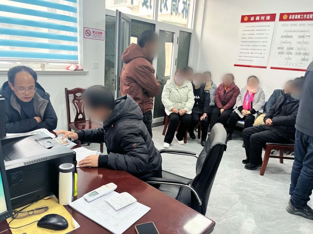从堵门讨薪到握手言谢：法官王中红如何化解村民与工厂的冲突？  第4张