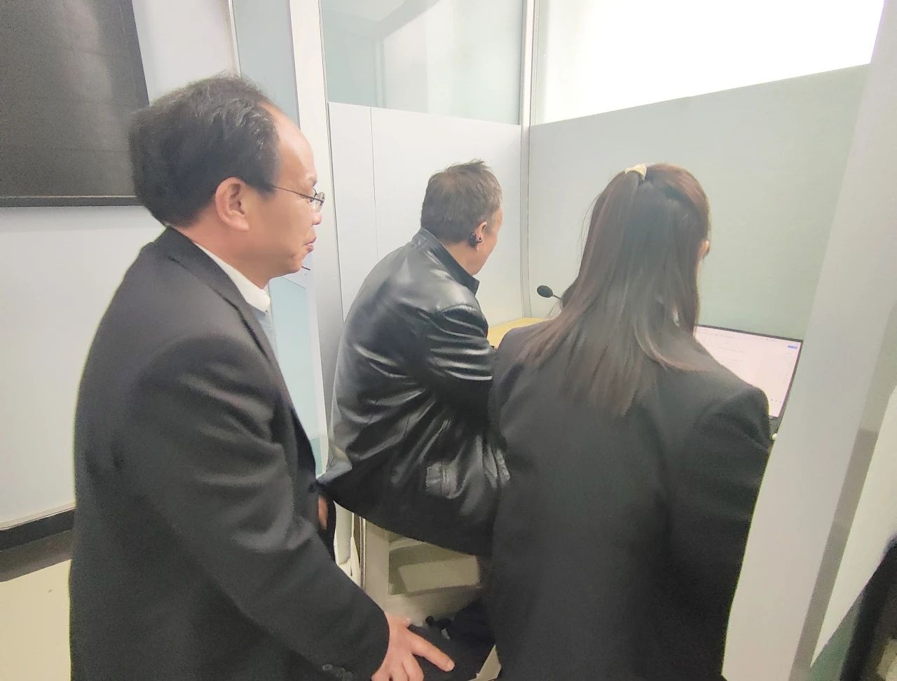 从堵门讨薪到握手言谢：法官王中红如何化解村民与工厂的冲突？  第5张