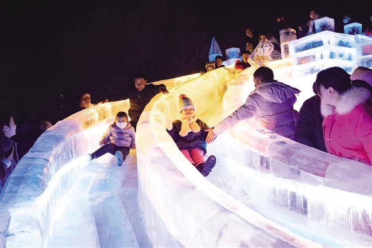 2025年呼和浩特欢乐冰雪节跨年夜：烟花秀、冰上项目、巨型机甲麒麟巡游，你不可错过的精彩瞬间  第7张