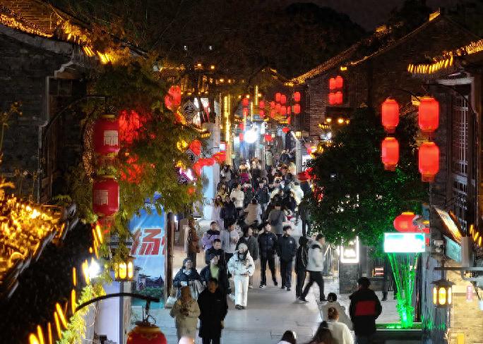 2025年大明寺新年撞钟活动：108次钟声敲响，扬州人民共祈美好未来  第1张