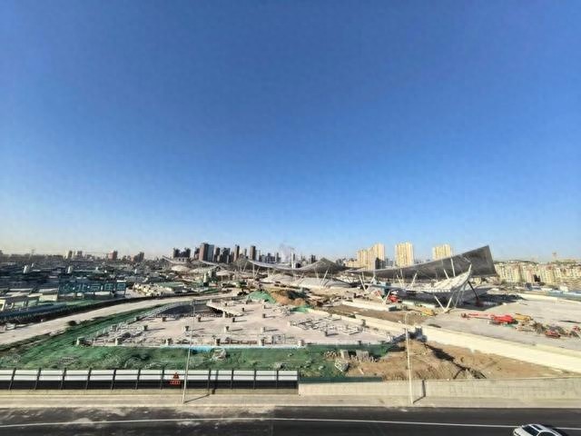 2024年北京城市副中心站综合交通枢纽主体工程基本完工，2025年投用，周边三条配套道路先期开放