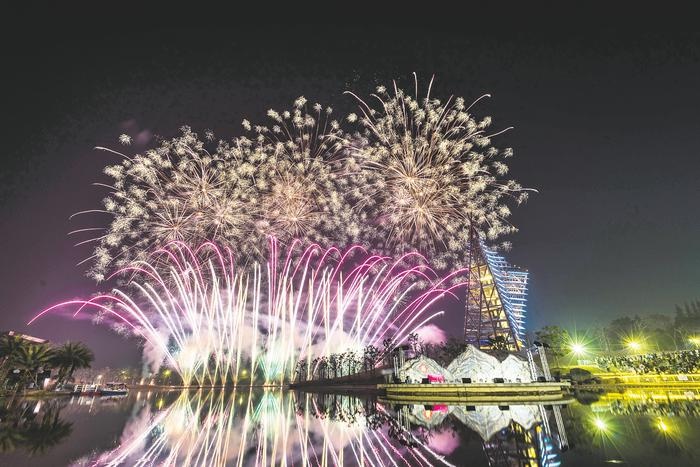 2025跨年之夜：南宁园博园40分钟超长烟花秀，七彩祥云与蓝色星球首次绽放  第2张